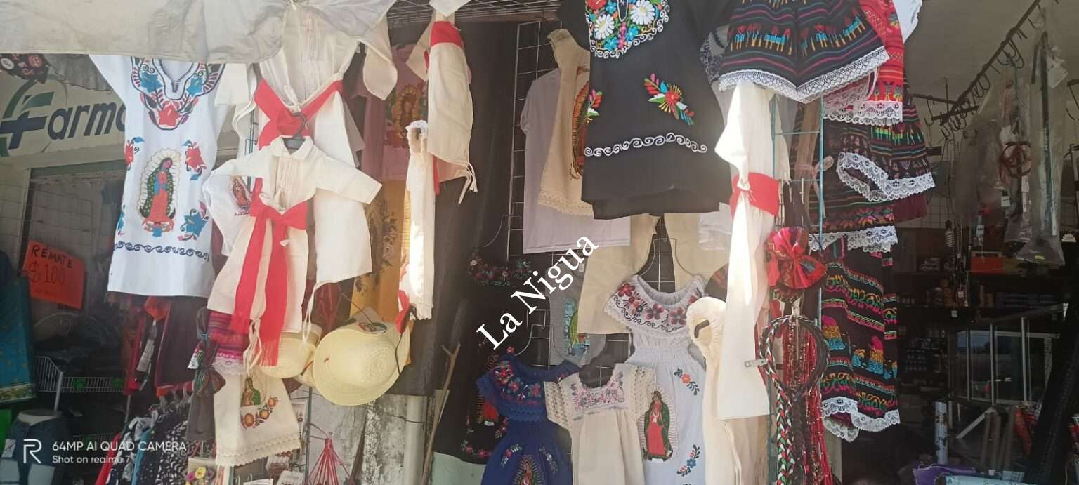 Ya se venden los trajes de “inditos” en Las Choapas