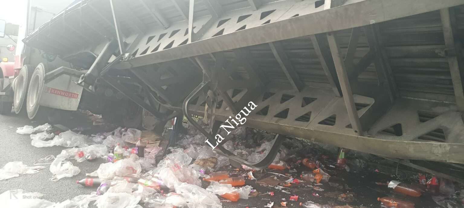Vuelca tráiler cargado con refrescos en Las Choapas, la rapiña no se hizo esperar