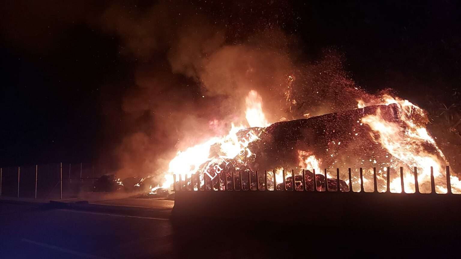 Arde tráiler en El Metlác; de milagro se salva conductor