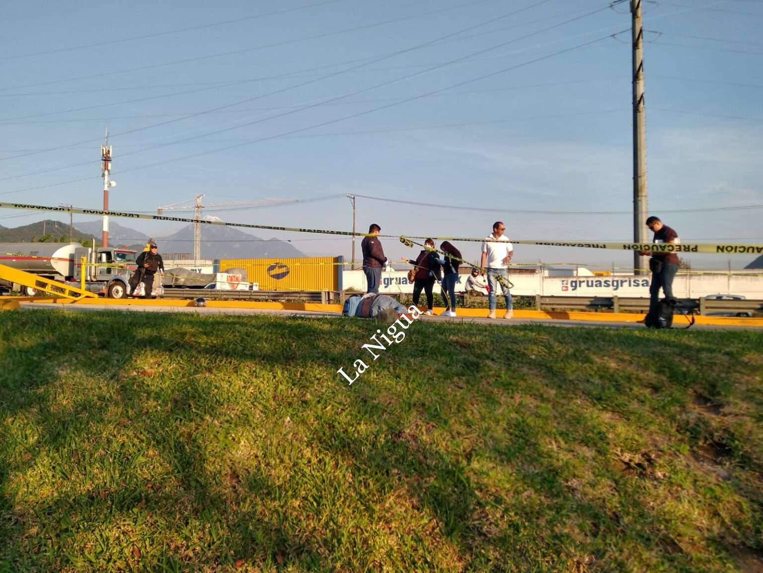 Muere motociclista al derrapar.