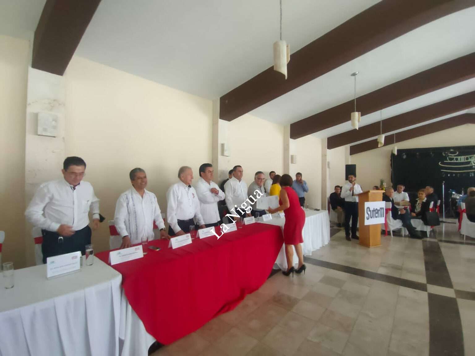 Reciben escrituras habitantes de la colonia Carlos Roberto Smith