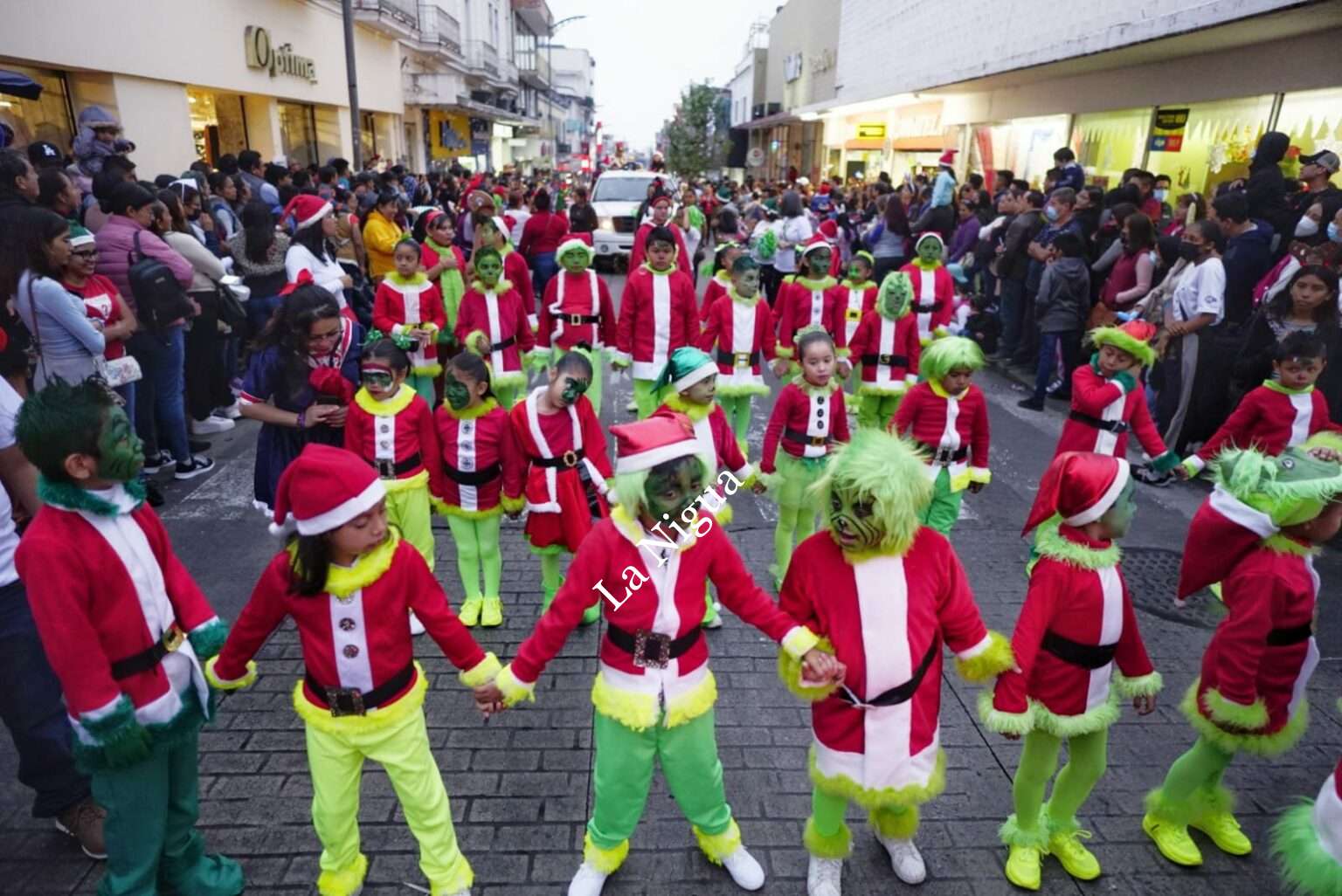 Disfrutan cientos de familias cordobesas Desfile Navideño 2022