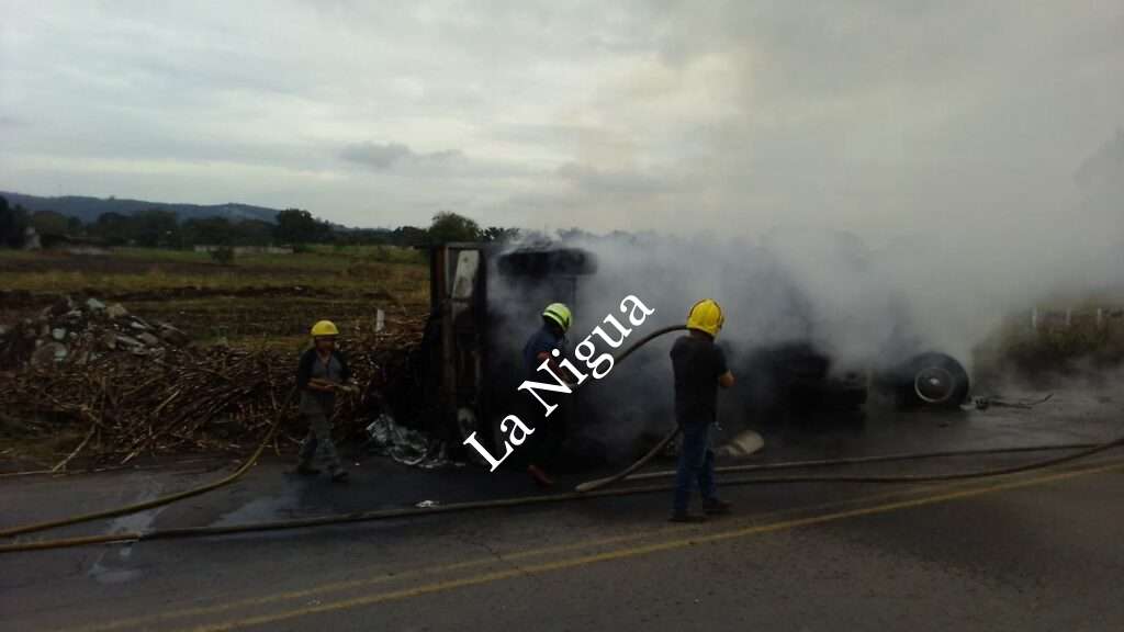 Vuelca camión cañero y se incendia 2 img 20221221 wa00261359202945633961124