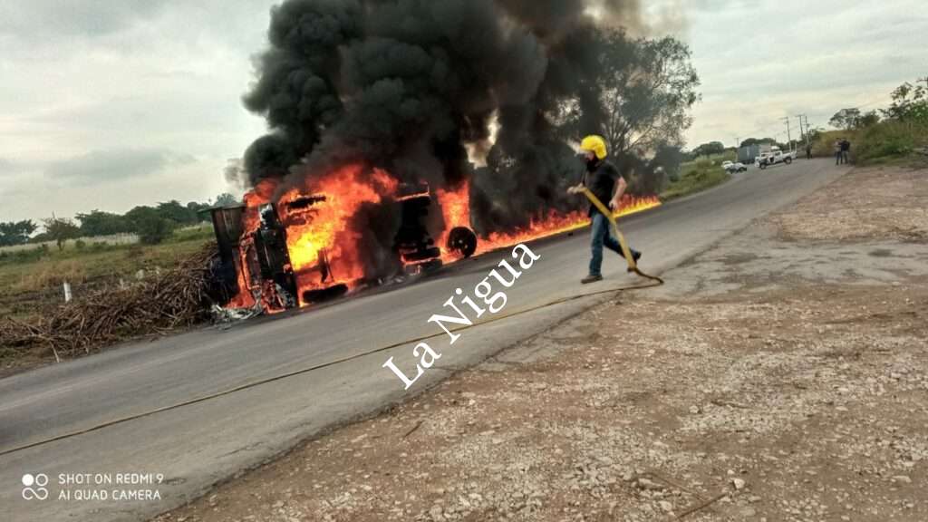 Vuelca camión cañero y se incendia 1 img 20221221 wa00373627371824620670675
