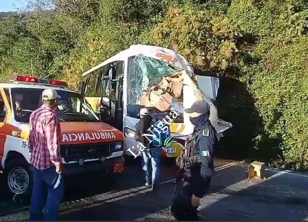 Un muerto en accidente entre autobús de pasajeros y tráiler 2 img 20230102 wa00417705562697598307243