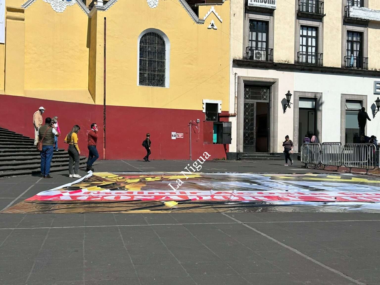 Con lona señalan al subsecretario de SEFIPLAN por presunto acoso y abuso sexual