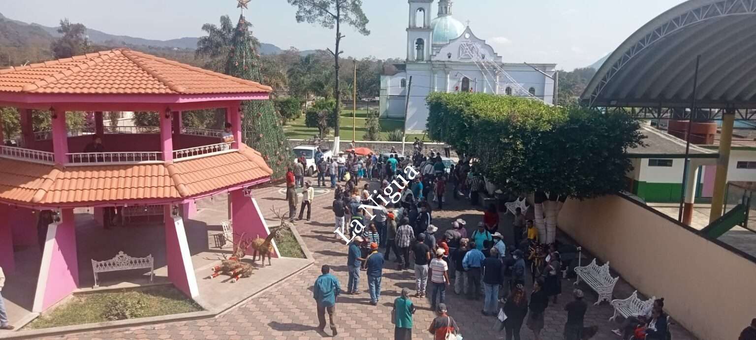 VECINOS DE LA COLONIA SAN ISIDRO SE MANIFIESTAN EN PALACIO