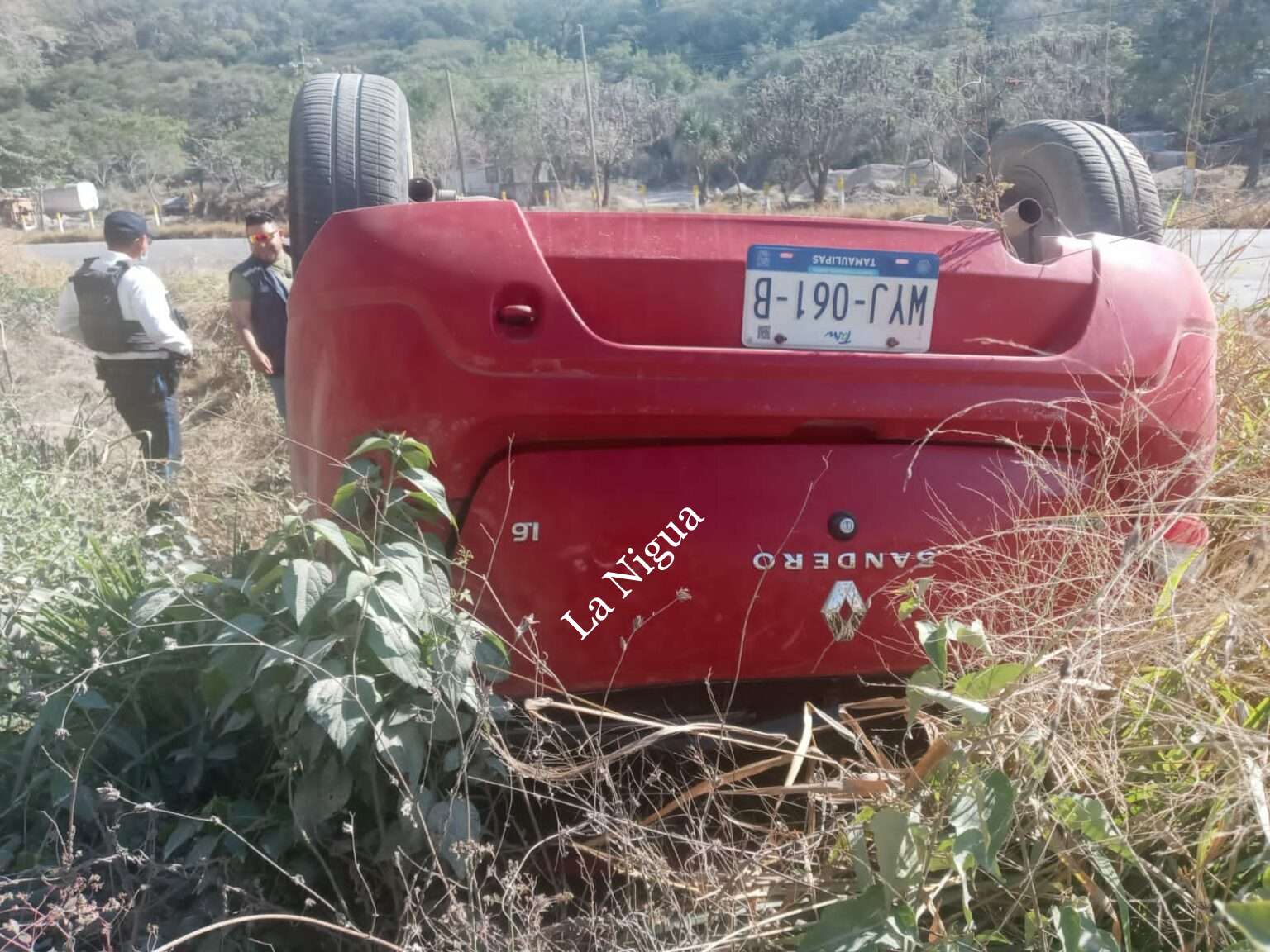 Volcadura en el kilómetro 74 a la altura del municipio de Mante
