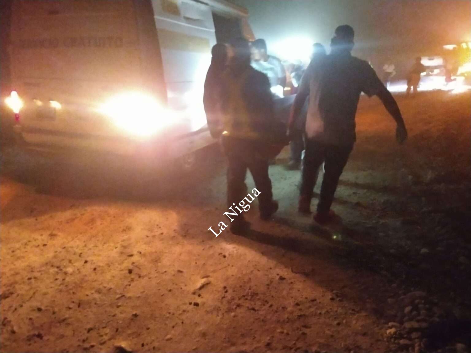 Muere conductor de camioneta al volcarse