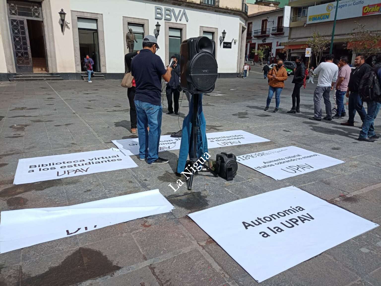 Instalan plantón miembros de la Asociación de Académicos, Administrativos y Docentes de la Universidad Popular Autónoma de Veracruz