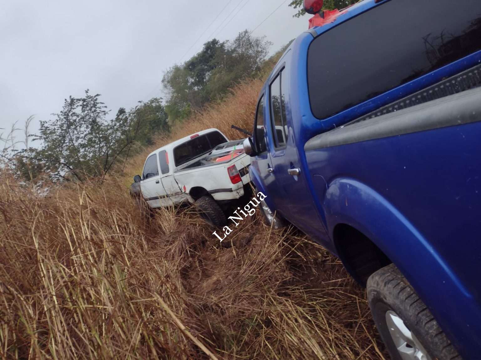 Se salen del camino dos vehículos
