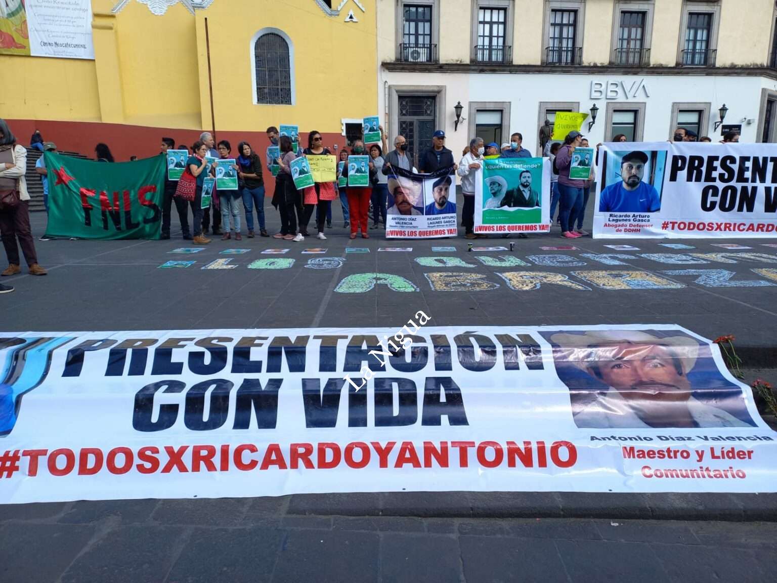 Se manifiestan familiares de abogado y profesor  desaparecidos