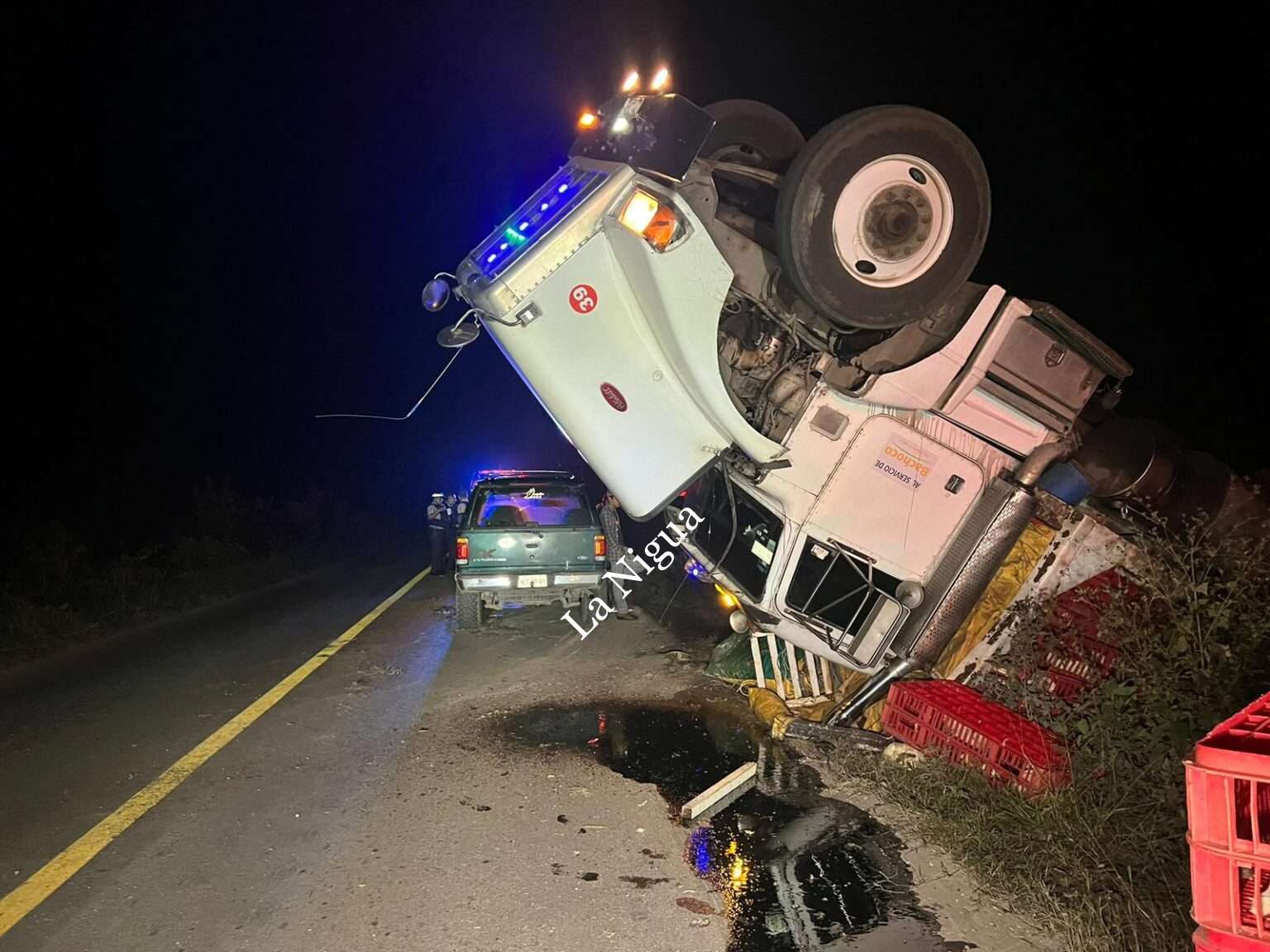 Vuelca camión cargado de pollos en Tantoyuca