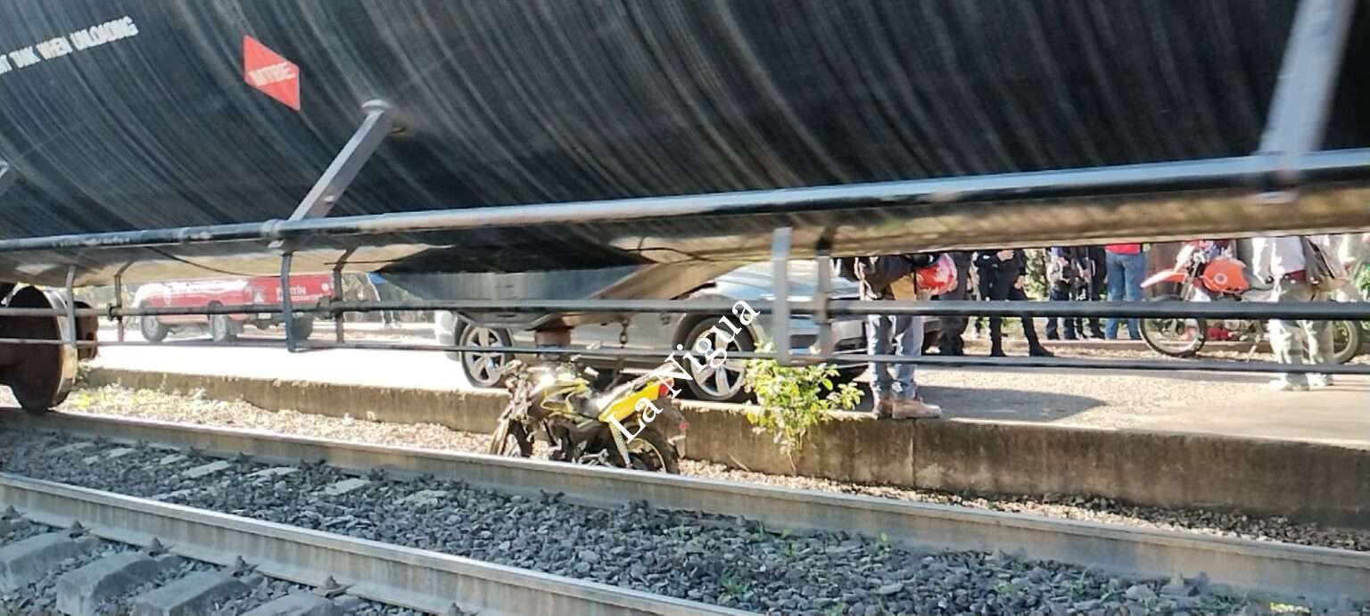 Motociclistas causan accidente; una de las unidades fue arrastrada por el tren.