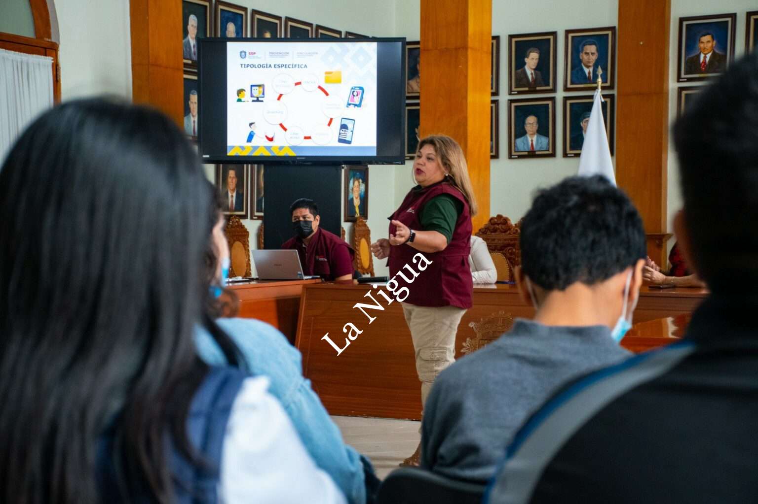 Imparten autoridades plática sobre acoso cibernético a maestros