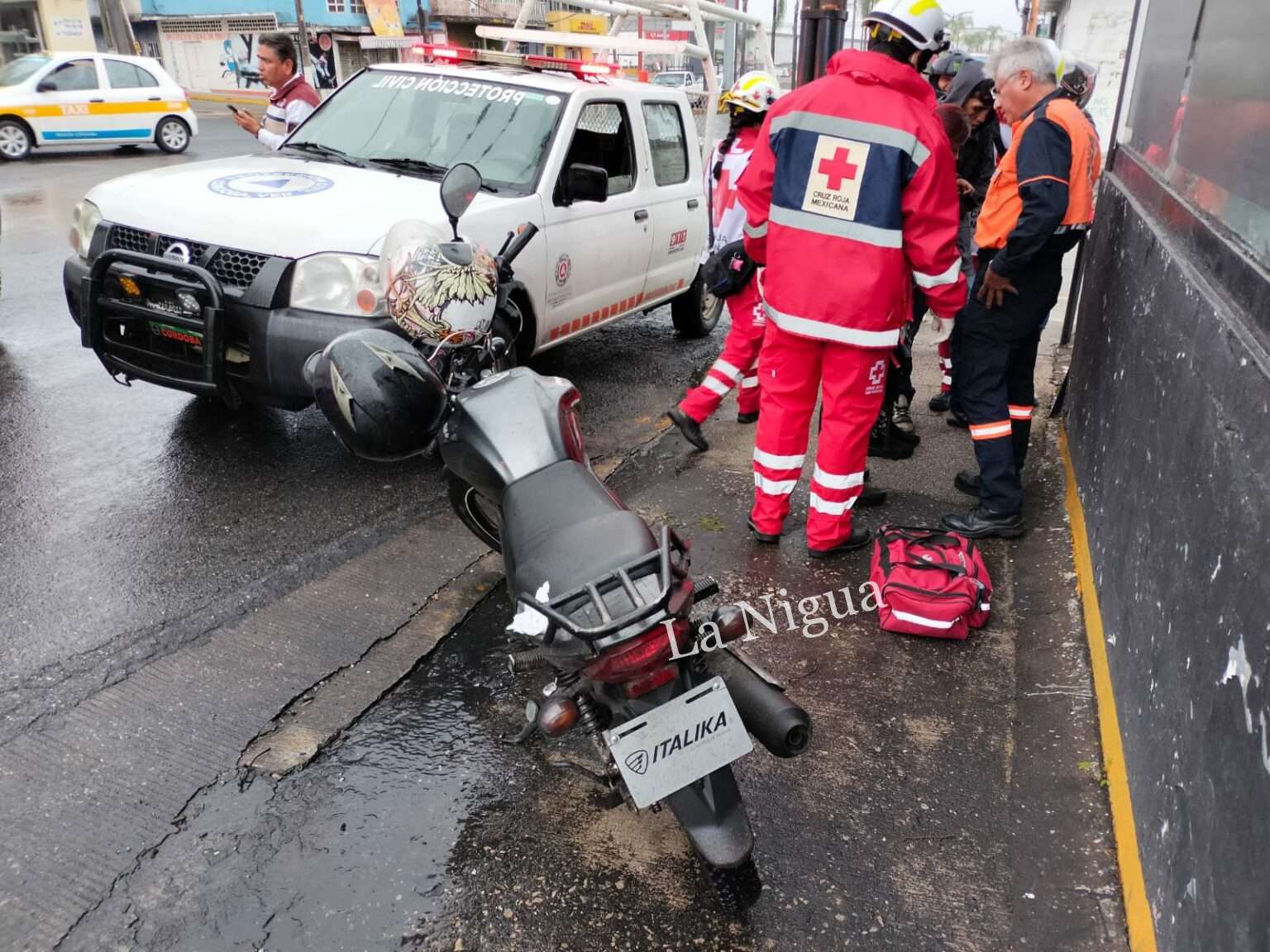 Se accidenta una pareja en motocicleta.