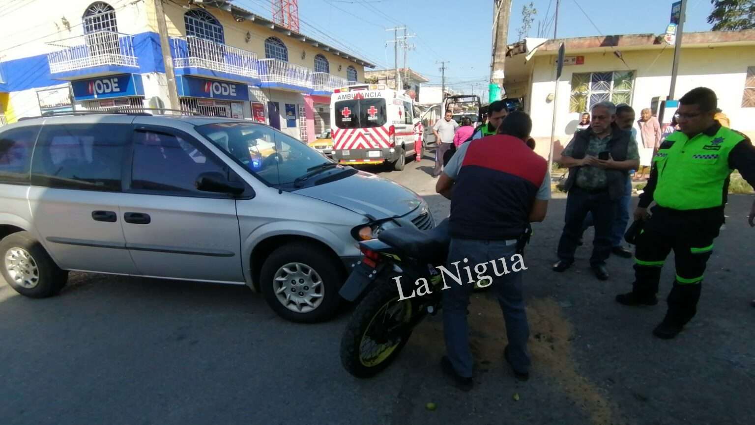 Dos lesionados en choque entre motocicleta y camioneta