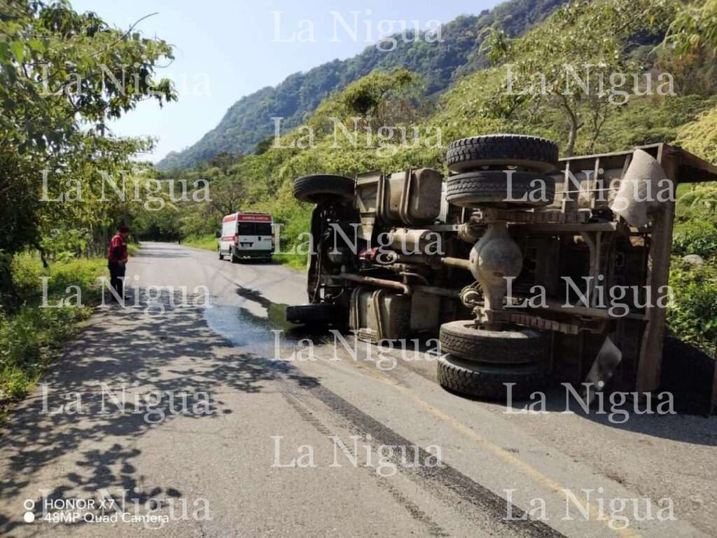 VUELCA CAMIÓN CARGADO DE MATERIAL 1 img 20230213 wa00923212716370650286732