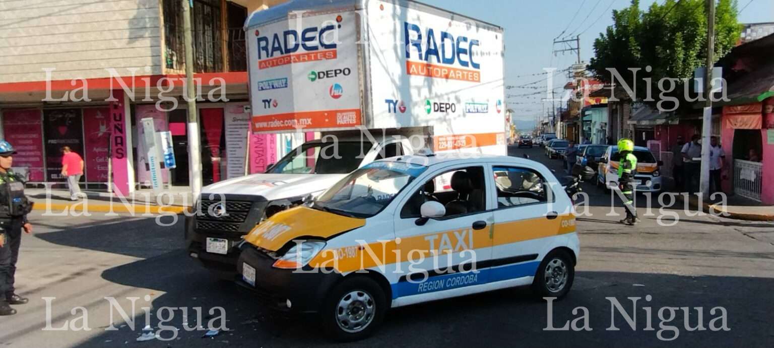 Solo daños materiales en choque entre camioneta y taxi