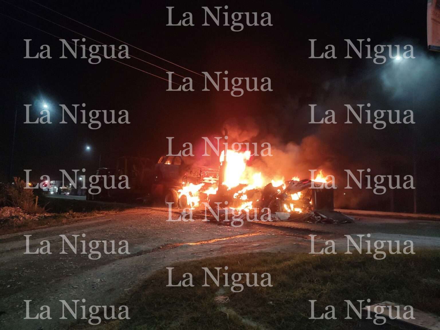 Convertido a cenizas quedó tractocamión al incendiarse en carretera