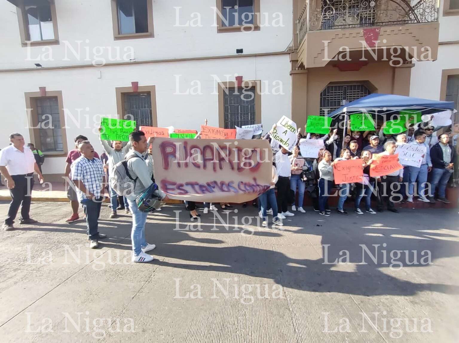 Con manifestación pacífica, trabajadores del Ayuntamiento de Río Blanco piden la liberación del alcalde, Ricardo Pérez García