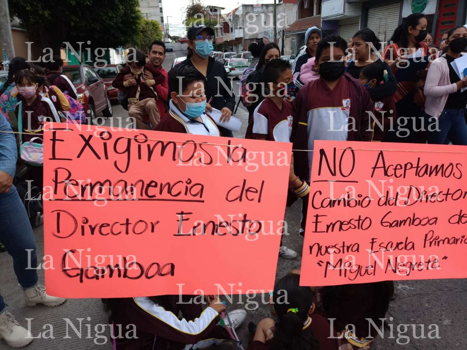 Se manifiestan en apoyo al director de la Primaria General Miguel Negrete