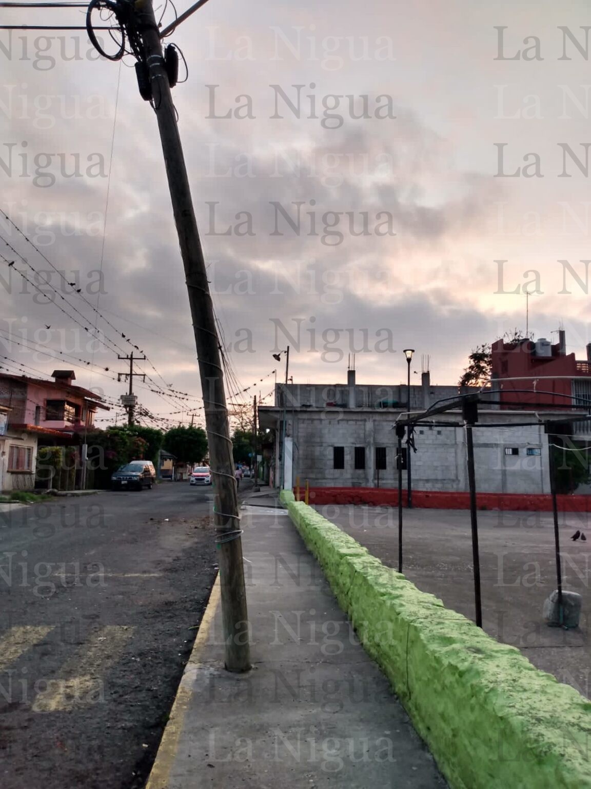 Poste en peligro de caer