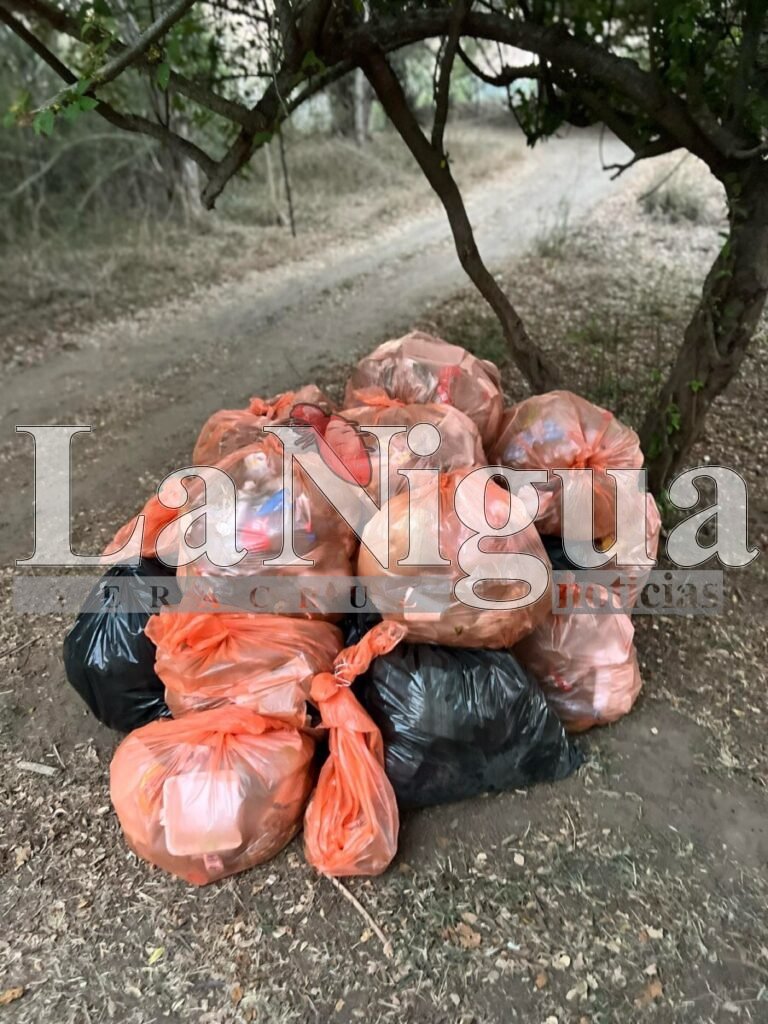 Colectivo "Jóvenes en Movimiento RdB" limpia los bajaderos del río Jamapa 1 img 1383 1
