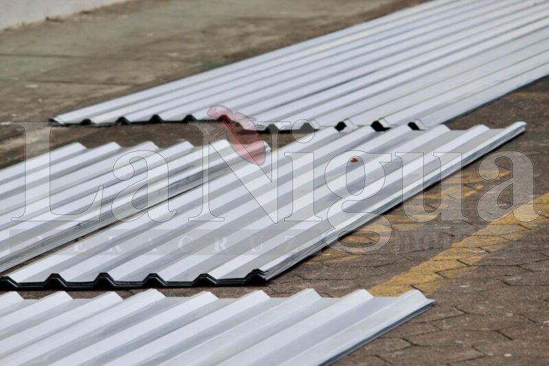 Entregan láminas de zinc a bajo costo para apoyar la economía familiar en Soledad de Doblado