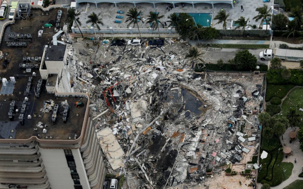 Al menos un muerto y cerca de 100 desaparecidos tras derrumbe de edificio en Miami