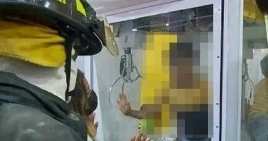 Niño queda atrapado en una máquina de peluches en la GAM, CdMx; bomberos lo rescatan