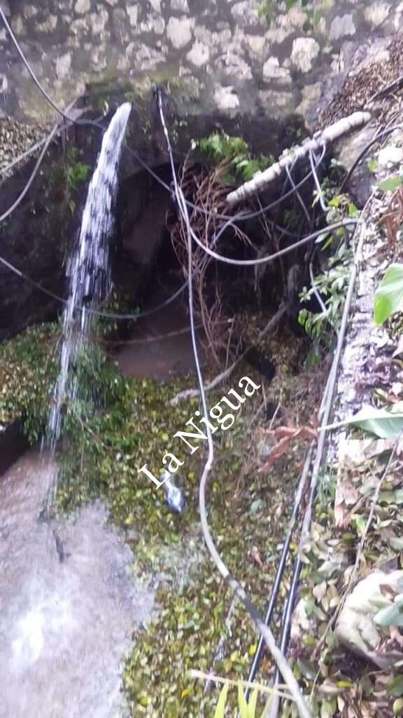 Fuga de agua provocada por CFE