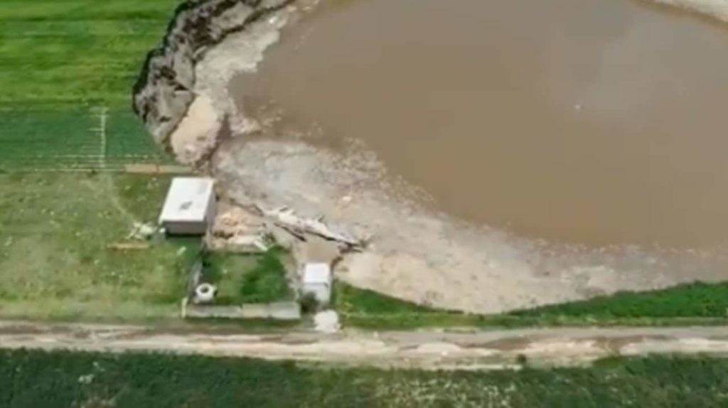 Socavón termina por colapsar casa en la comunidad de Zacatepec, Puebla