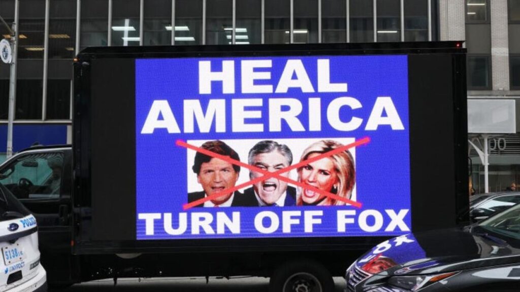 Por qué Fox News promovió la idea del fraude de Trump si su dueño y los presentadores sabían que era “descabellada”