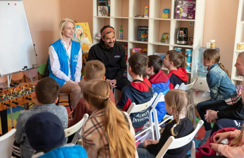 Alfonso Herrera, Embajador de Buena Voluntad de ACNUR, solicita muestras de solidaridad para las personas afectadas por la invasión de Ucrania, tras su visita a la región